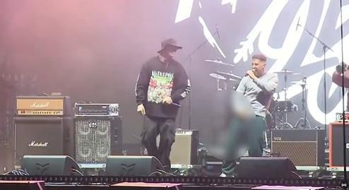 Szülővárosa bocsánatkérést vár a Hősök formációtól botrányos viselkedésük után