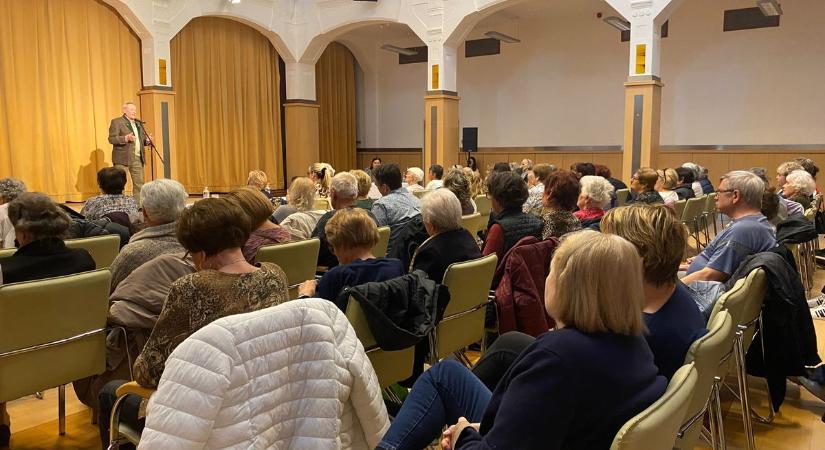 Ez még Petőfit is meglepte volna: csupa „e” betűs vers is elhangzott a költészet napján Baján  fotók, videó