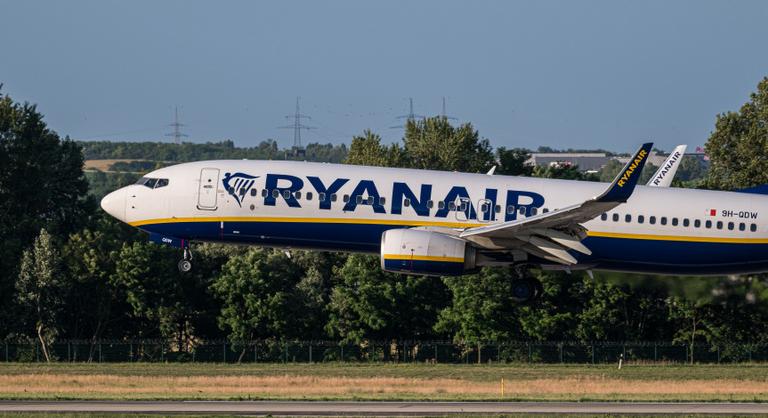 Járatokat törölhet és árat emelhet a Ryanair a kerozinhiány miatt