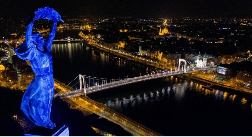 Lecserélték a Citadella szobrát, meghökkentő alak jelent meg a helyén