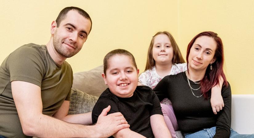 Így szaval verset a gyógyíthatatlan beteg kisfiú, Duchenn-es Ádi, aki azt kérdezte anyukájától: „Meghalok?”