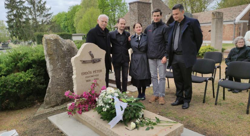 Felavatták Erdős Péter festőművész síremlékét
