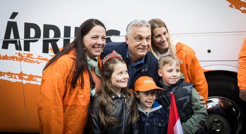Hatalmas kampánybravúr a Fidesztől a végére: ilyen népszerű volt Orbán Viktorék kampánybusza (GALÉRIA)