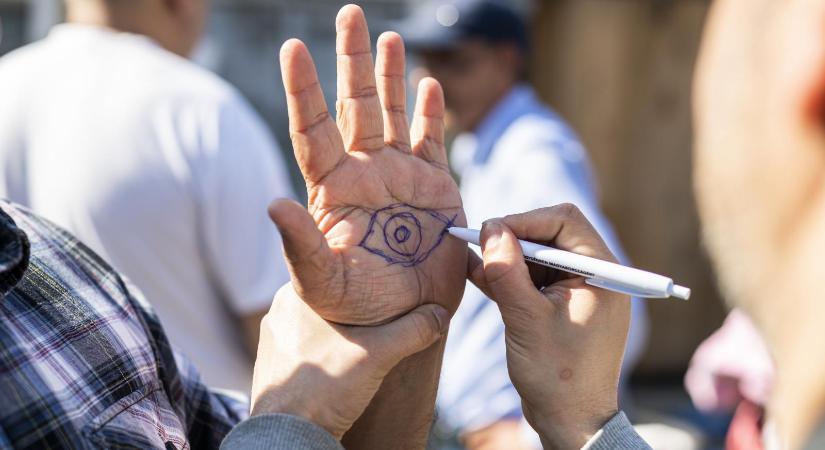 A szavazatvásárlás drogért csak a jéghegy csúcsa, a magyar vidéken zsarolással használják ki a mélyszegénységben élőket