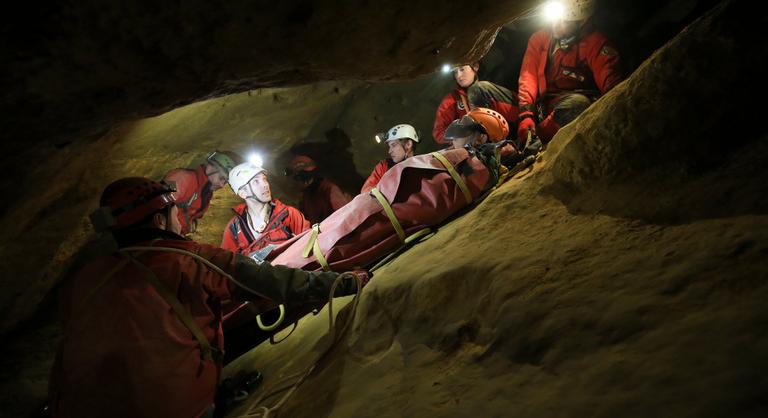 Baleset történt a Mátyás-hegyi-barlangban, a sérültet órákon át tartó, embert próbáló szállítás után hozták felszínre