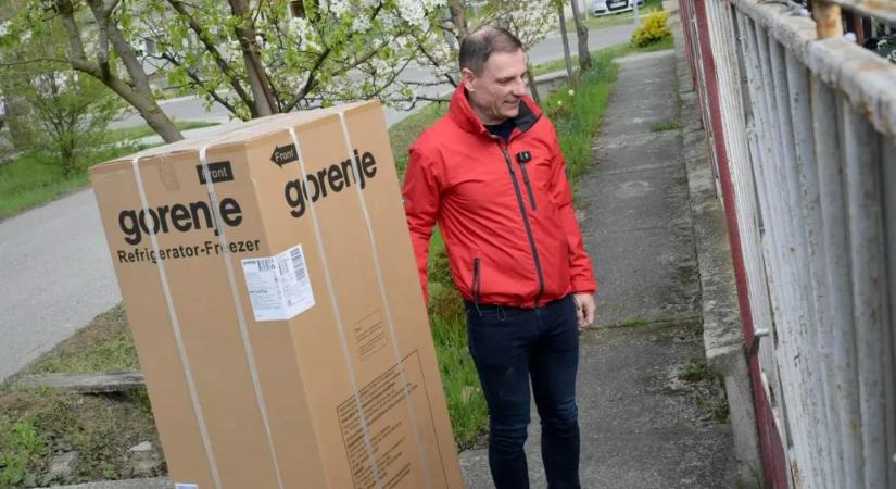 Tuzson Bence hűtőket osztogat