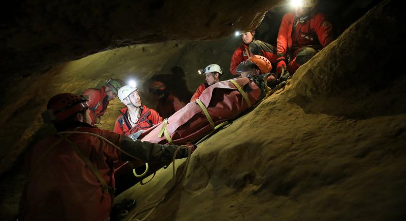 Baleset történt a Mátyás-hegyi barlangban, a sérültet órákon át tartó, embert próbáló szállítás után hozták felszínre
