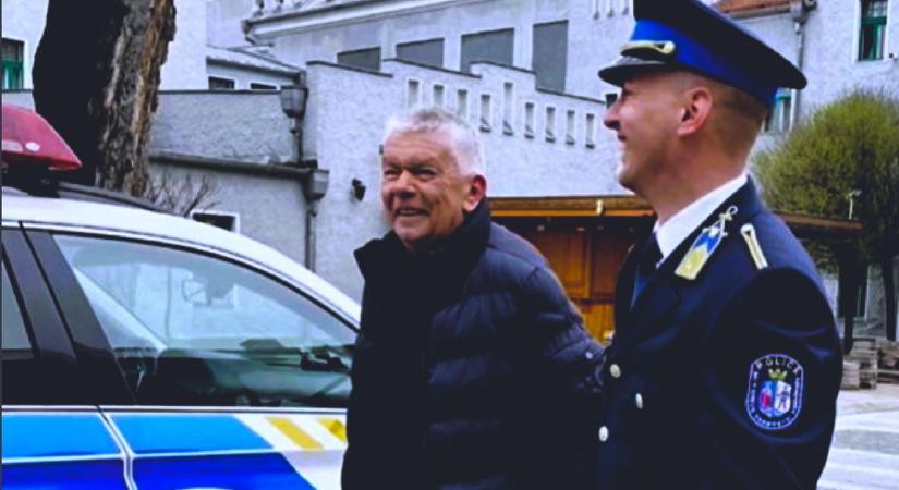 A városháza díszudvarán búcsúztatták a nyugdíjba vonuló legendás őrsparancsnokot  videó