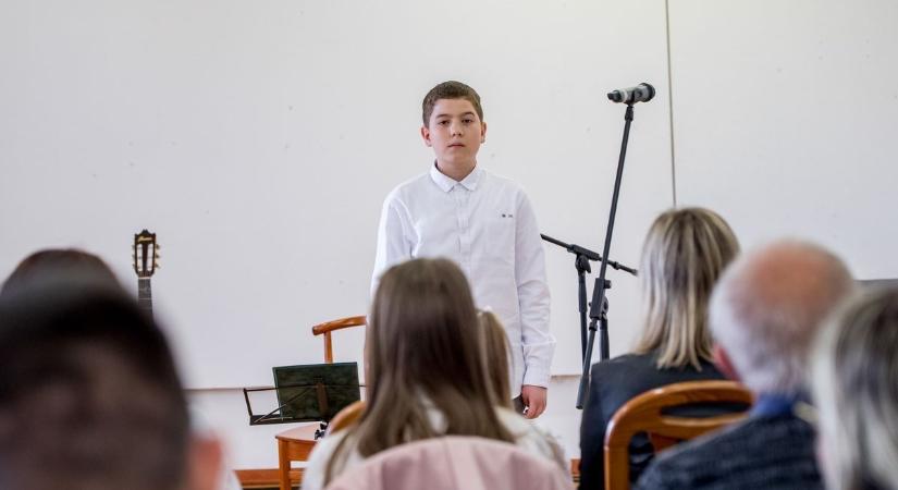 „Áldalak búval, vigalommal...” – így ünnepelték Felsőzsolcán a költészet napját (képekkel)