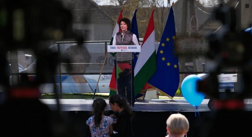 Nem az elszökő DK-logós lufik festették kékre Versend felett az eget a párt országos kampányzáróján