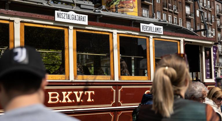 A Deák Ferenc téren megállt az élet, mindenki erre a villamosra akart felszállni