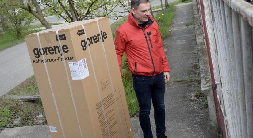 Hűtőkkel kampányol Tuzson Bence