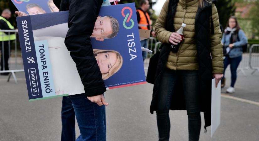 Gyülekezik a tömeg Debrecenben Magyar Péter beszéde előtt