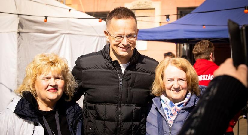 Ilyen, amikor Szijjártó Pétertől ellenzéki szavazók kérnek szelfit (VIDEÓ)