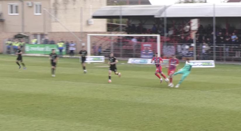 Ilyet még nem láttál: A kapus feldobta a labdát, majd agyonrúgta a Vasas csatárát - videó