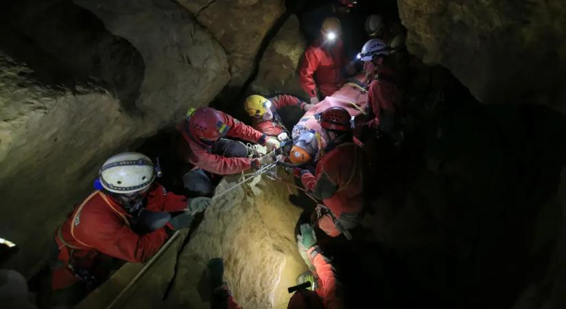 Sérültet mentett a barlangi mentős a Mátyás-hegyen, hazafelé tartott, amikor előtte zuhant le az autó a Göncz Árpád városközpont felüljárójáról