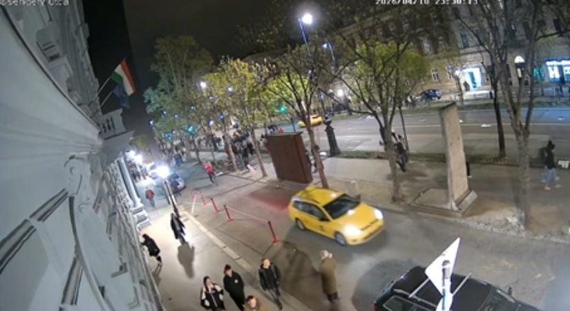 Előkerültek a videófelvételek: az ellenzéki koncert egyik résztvevője gyalázta meg a Terror Háza Múzeum épületét (VIDEÓ)