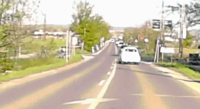 Udvariasságból engedte át a sofőr a kerékpárosokat, mire hátulról belerohant egy másik autós