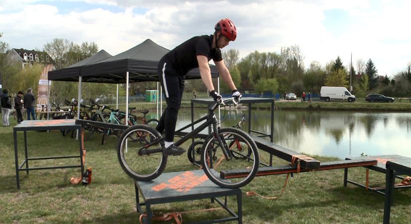 Tóparti bringázás: kerékpáros találkozó helyszíne volt a debreceni tó környéke