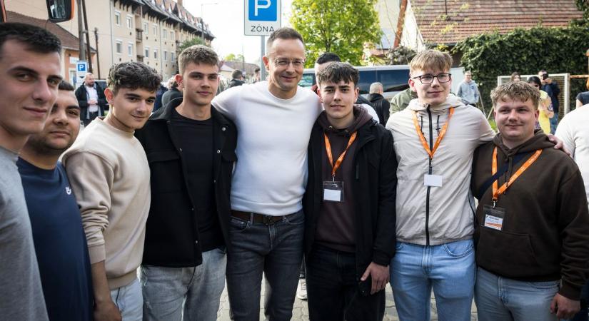 Hatvanban a fiatalok is tudják, hogy a Fidesz a biztos választás - képekkel, videóval