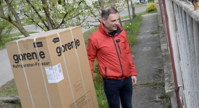 Nyolcvan hűtőt oszt szét Tuzson Bence