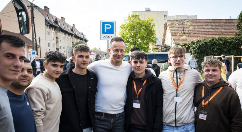 Szijjártó Péter: Peti itthon maxra tekerve Hatvanban