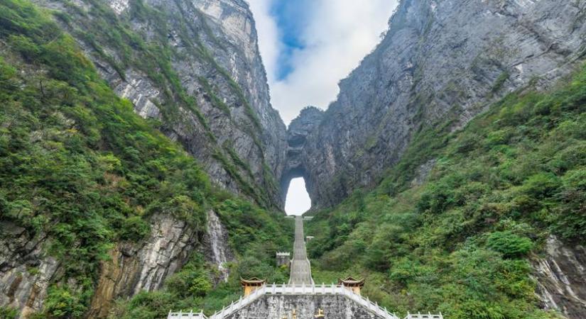 Fantasztikus látvány fogad ennek a hegynek a tetején: hosszú lépcsősort kell megmászni hozzá