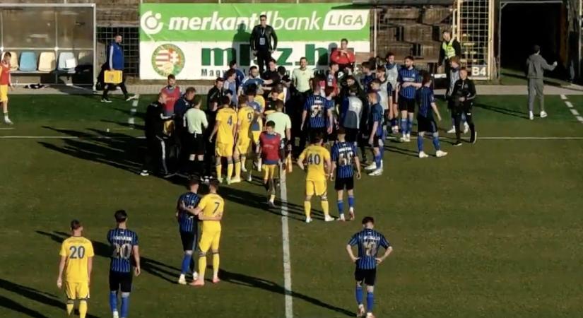 Feszültség az NB II-ben: Laczkó és Vukmir egymásnak ment; 4-et rúgott a Vasas; 2 piros a Kövesd meccsén is