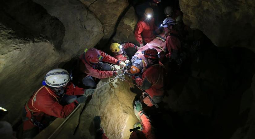 Balesetet szenvedett egy túrázó a Mátyás-hegyi barlangban, órákig tartott a mentés