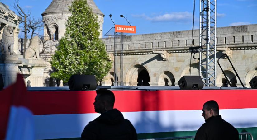 Gyülekeznek a fideszesek a várban
