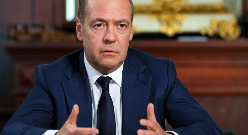 Dmitrij Medvegyev szerkesztette az orosz társadalomismeret-tankönyveket