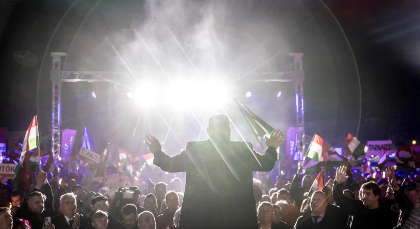 Hatalmas a tömeg a Budai Várban Orbán Viktor beszéde előtt – kövesse nálunk élőben