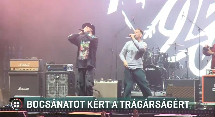 Eckü bocsánatot kért, amiért a heréjét mutogatta