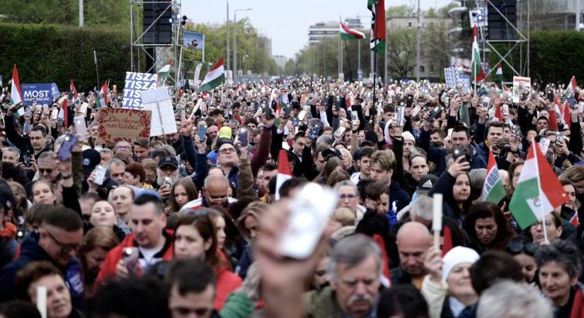 Begurult Magyar Péter autója, megérkezett Debrecenbe a Tisza Párt elnöke