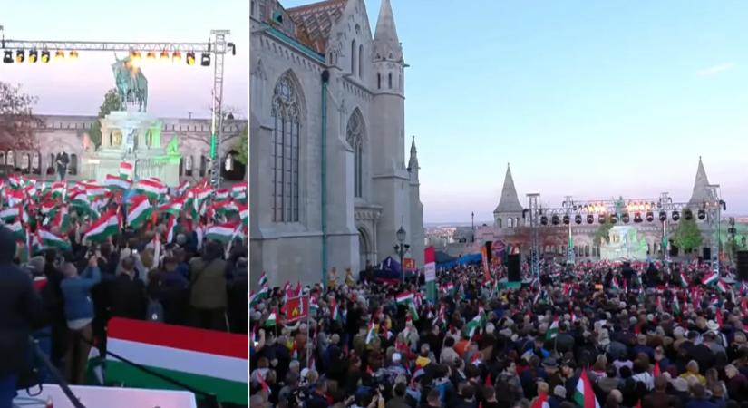 Hűha: Óriási tömeg várja Orbán Viktort a Szentháromság téren