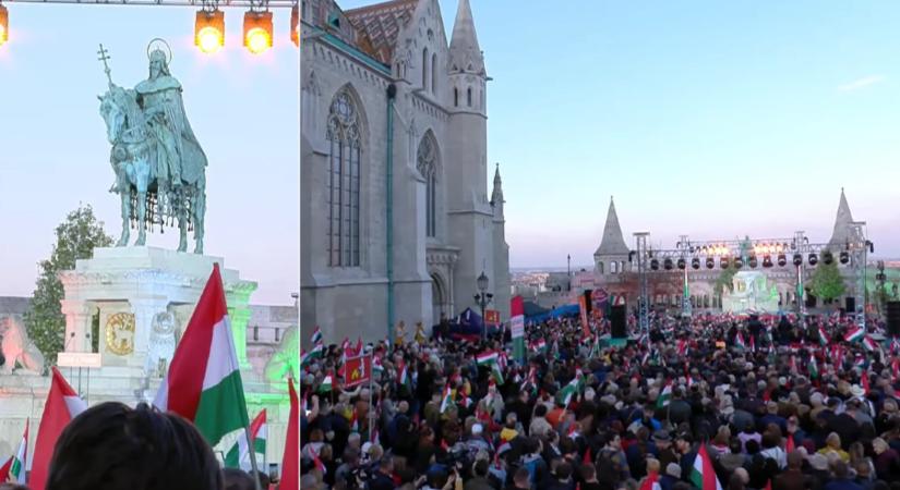 Megérkeztek az első fotók: rengetegen várják Orbán Viktort a Szentháromság téren