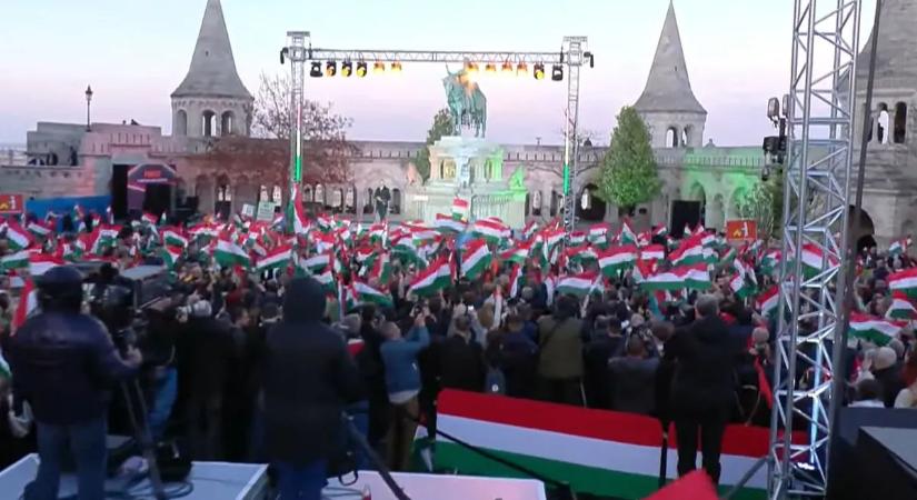 Hatalmas tömeg várja Orbán Viktort a Szentháromság téren