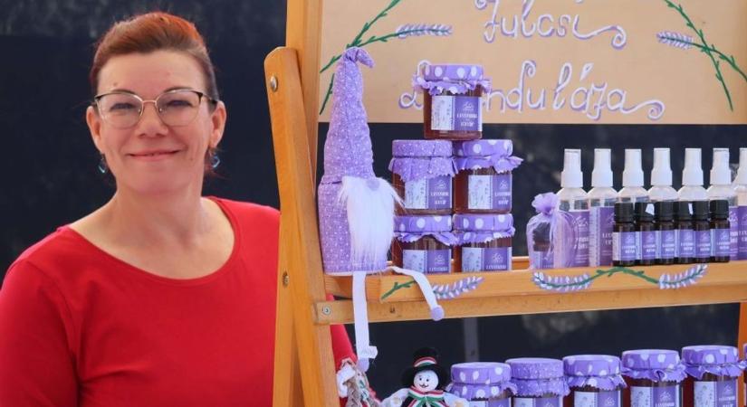 Egy étterem parkolója adott helyet Pakson a termelői piacnak