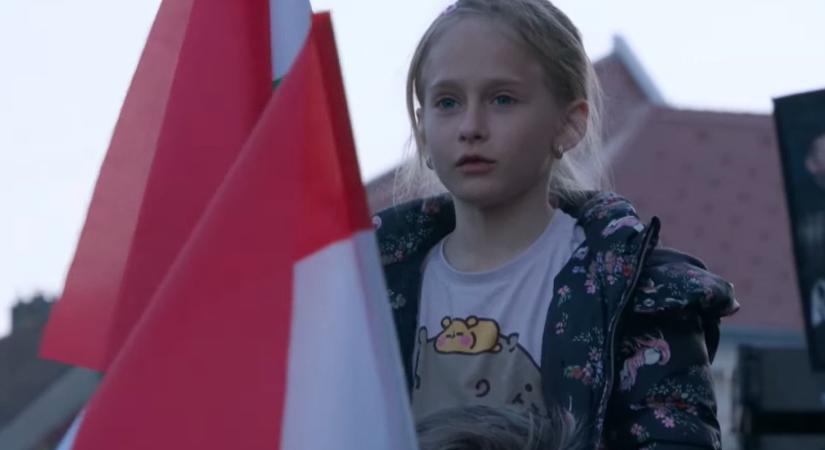 Cuki fotó a kampányzáróról: így várja egy kislány Orbán Viktort