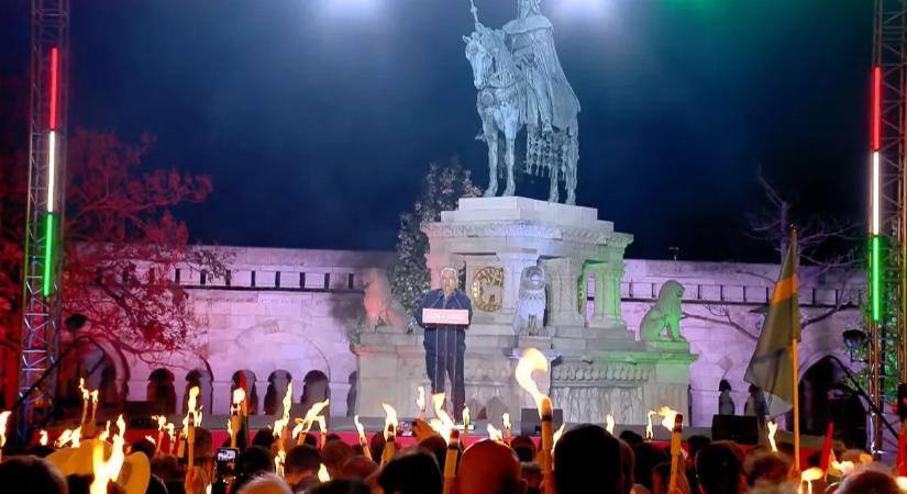 Íme a legfiatalabb Fidesz szimpatizáns – ő is ott van a Szentháromság téren az óriási tömegben