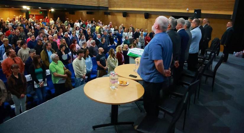 A szavazatszámlálók esküt tettek a választás előtt Dunaújvárosban