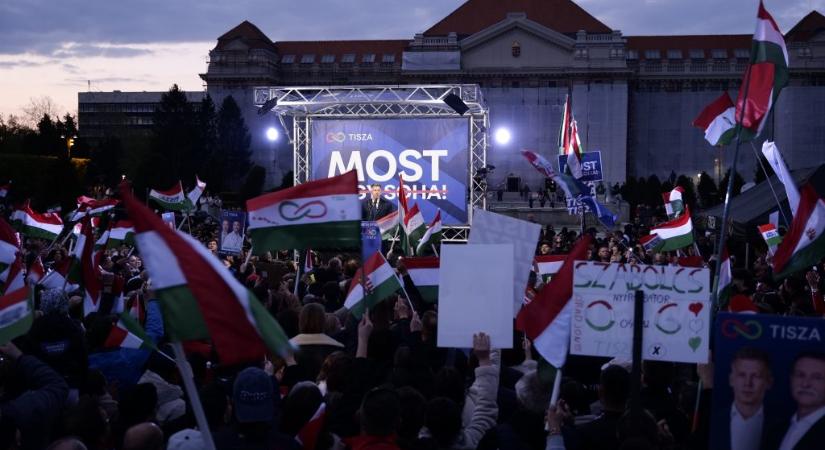 Magyar Péter Debrecenben: A Tisza női jelöltjei nem félnek az őszülő halántékú maffiózóktól, sőt