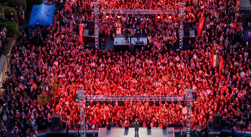 Orbán Viktor megtöltötte a Szentháromság teret, hatalmas a tömeg