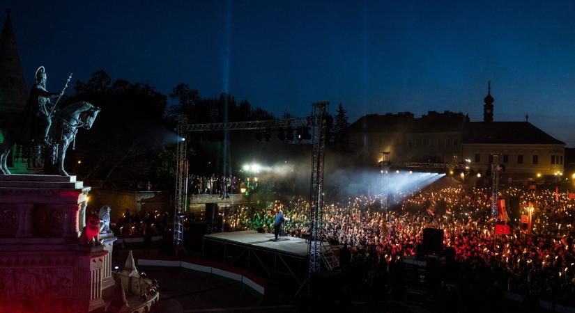 Ukrajna és az EU is megkapta a maga üzenetét a Fidesz szimpatizánsaitól a kampányzárón