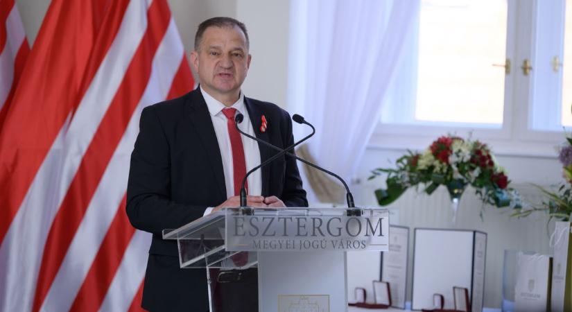 Az esztergomi kórházigazgató is Erős Gábor mellett áll