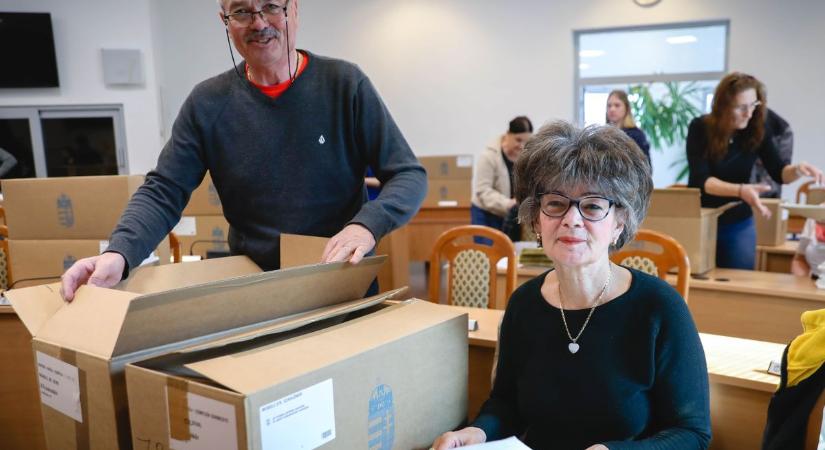 Kiosztották a szavazóurnákat - képekkel