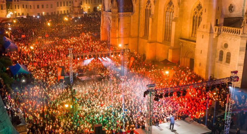 Fantasztikus drónfelvételek érkeztek: moccanni sem lehet a kampányzáró helyszínén!