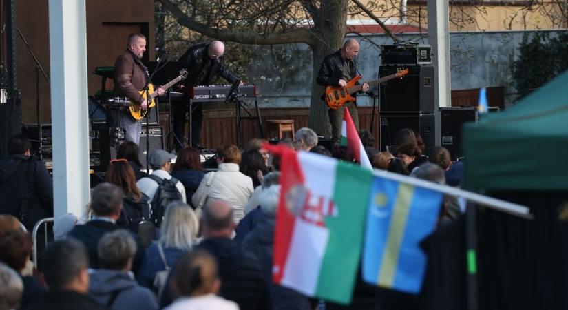 Ismerős Arcok: Mi egy gondolkodó zenekar vagyunk (képgaléria)