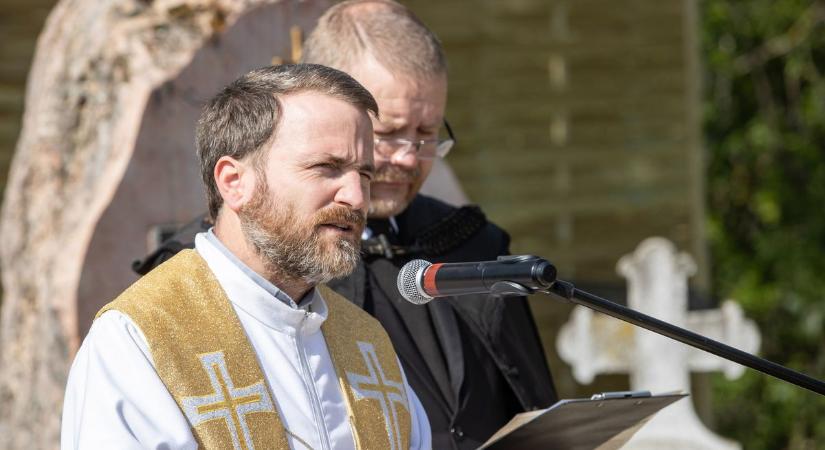 Szívszorító megemlékezés Mányon: családokat szakított szét a történelem (galéria)