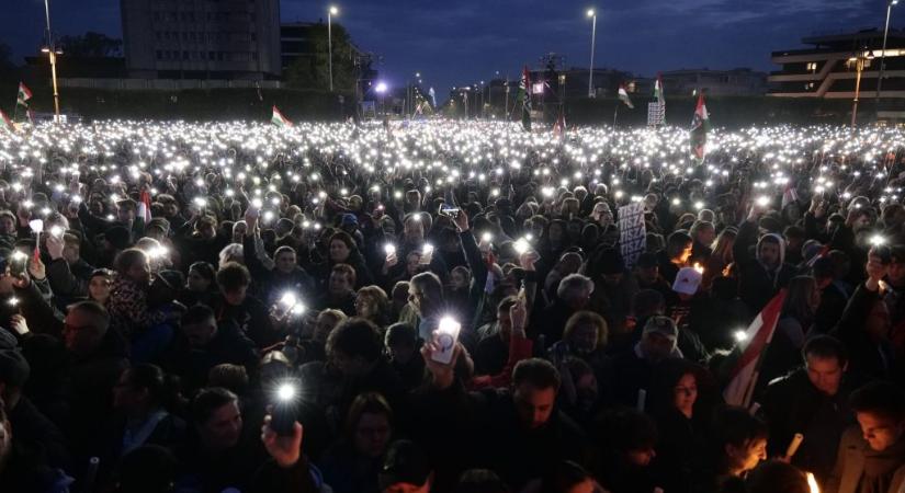 Magyar Péter Debrecenben: Simon Miklós és Nyírbogát polgármestere tiszás táblás és matricás autóban követ majd el választási csalást